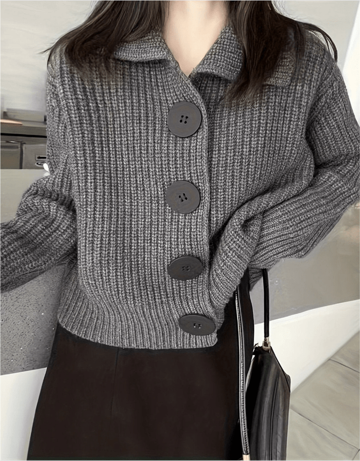 Elara | Cardigan Morbido con Grandi Bottoni